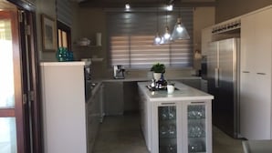 Cafetera expreso, refrigerador con freezer, microondas, horno