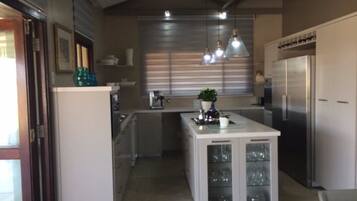 Lemari es besar, microwave, oven, dan mesin espresso