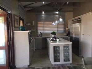 Full-size fridge, microwave, oven, espresso maker - Cycad House (Midrand)