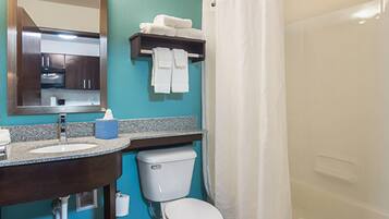 Een badkamer met een wastafel, toilet en douche.