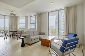 Living area - Circ Hotel (Hollywood)