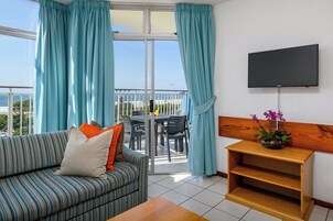 스탠다드 아파트 | 거실 공간 | 위성 채널 시청이 가능한 32인치 TV