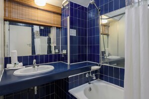 Standard-Apartment | Badezimmer | Duschwanne, Haartrockner, Handtücher