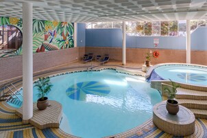 2 개의 실내 수영장