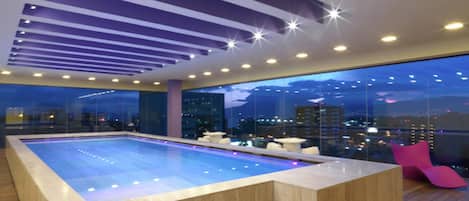 Piscina interna, espreguiçadeiras