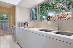 ثلاجة/مجمد بحجم كبير، فرن، موقد طهي مسطح