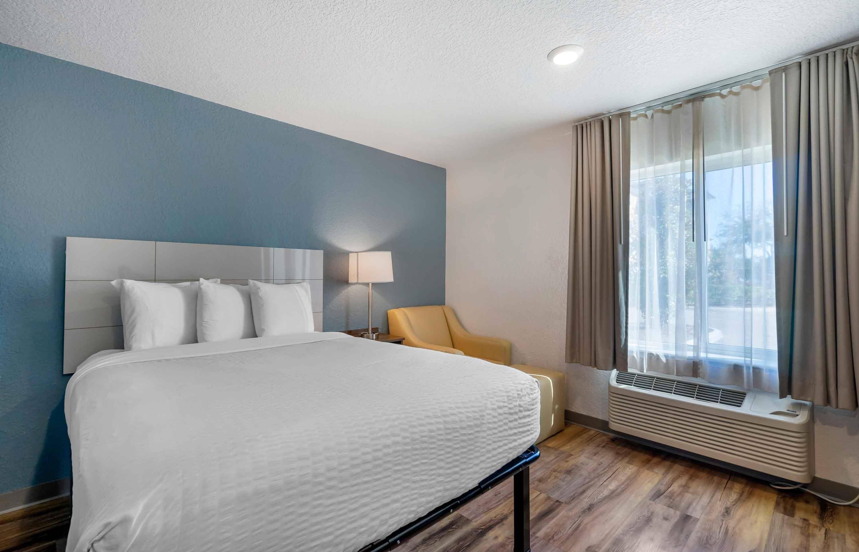 Een bureau, een laptopwerkplek, een strijkplank/strijkijzer, gratis wifi