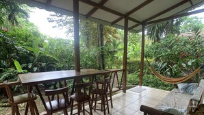 Classic-bungalow, 2 makuuhuonetta, näköala puutarhaan, puutarha-alue | Tallelokero huoneessa, ilmainen Wi-Fi
