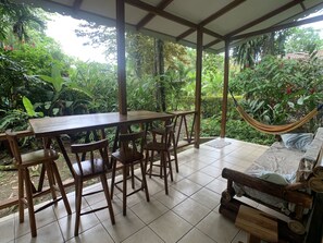 Bungalow Klasik, 2 kamar tidur, pemandangan kebun, area taman | Brankas dan Wi-Fi gratis