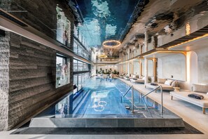 屋内プール、2 つの屋外プール、営業時間 7:00 ～ 19:30、カバナ (無料)、プール パラソル
