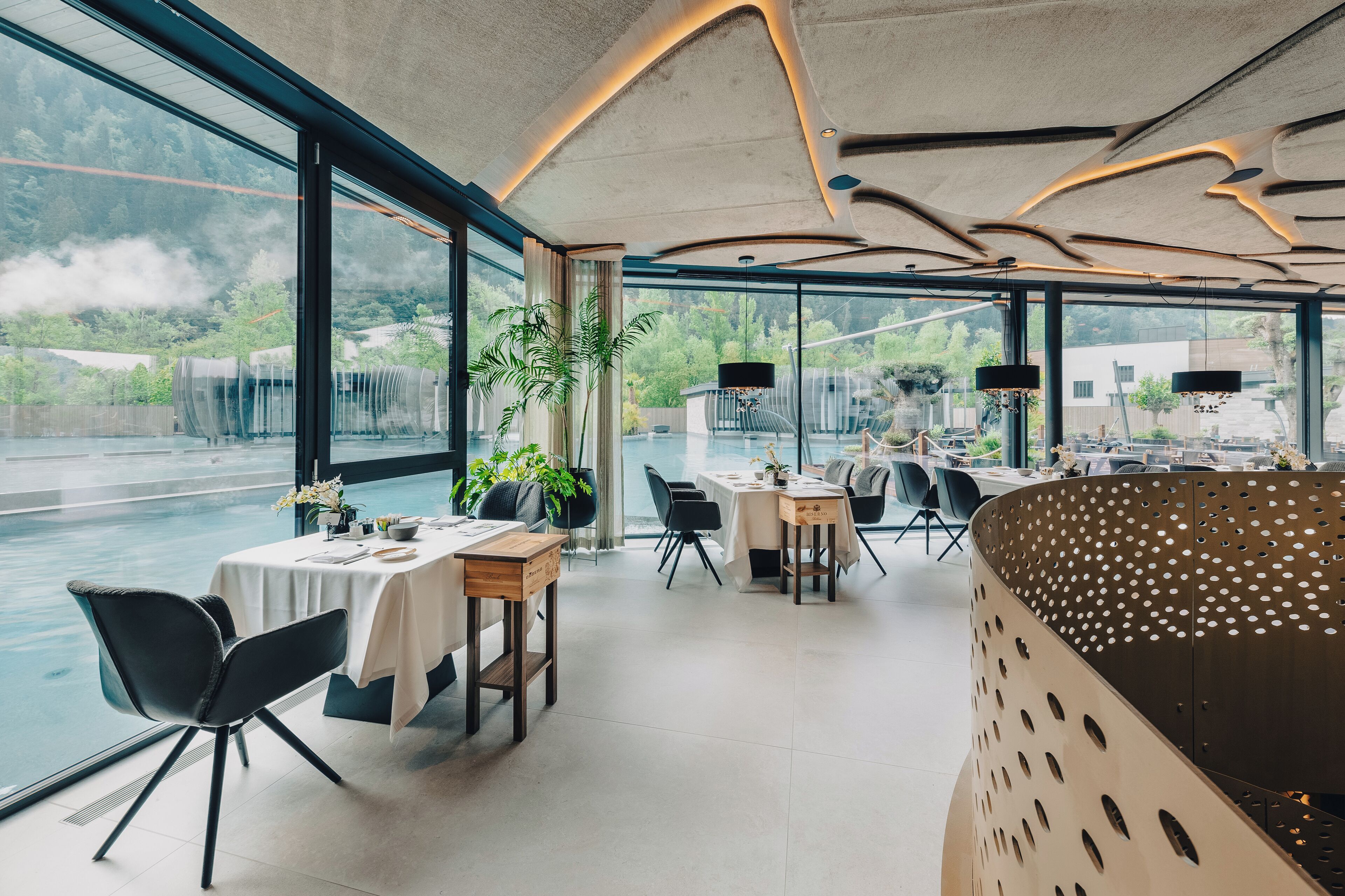 2 restaurants, breakfast, dinner served; international cuisine