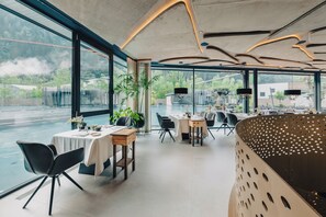 2 restauranter, frokost og middag serveres, internasjonale retter