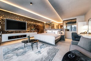 Deluxe Studio Suite, 1 King Bed, Pool View - Quellenhof See Lodge (San Martino in Passiria)