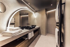 Frette Italian sheets, premium bedding, down duvets, minibar - Quellenhof See Lodge (San Martino in Passiria)