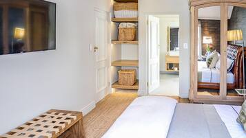 In-room safe, free WiFi, bed sheets