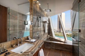 Badewanne und Dusche (separat), Regendusche, kostenlose Toilettenartikel