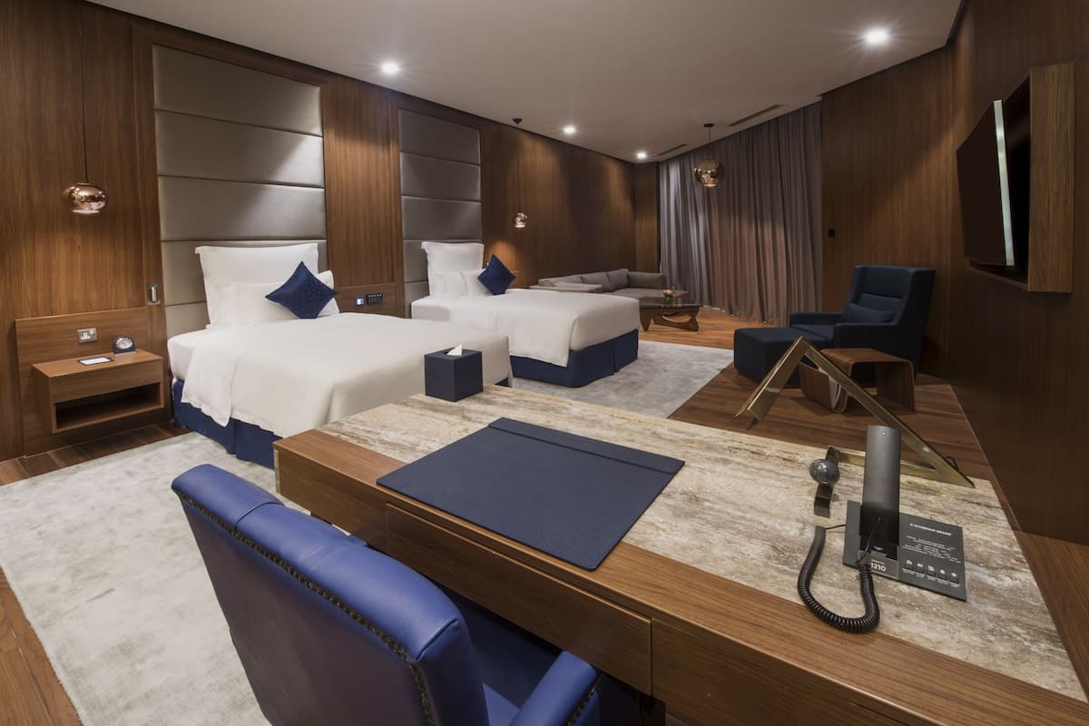 Suite junior, 2 camas individuales, fumadores | Ropa de cama de alta calidad, minibar, caja fuerte y escritorio