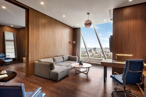 1 Bedroom Executive Suite Smoking | 고급 침구, 미니바, 객실 내 금고, 책상