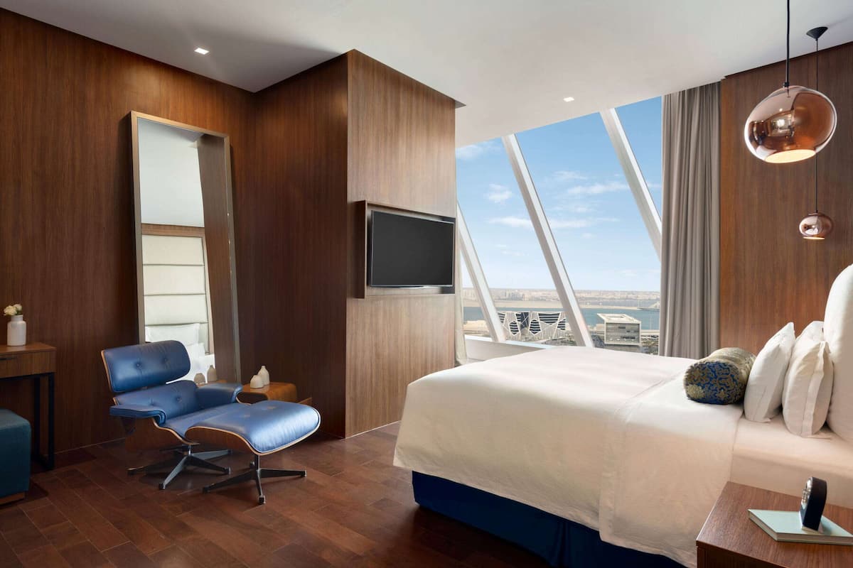 Superior Room, 1 King Bed, Non Smoking | Premium bedding, minibar, in-room safe, desk