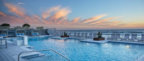 2 piscines extérieures, piscine chauffée, chaises longues