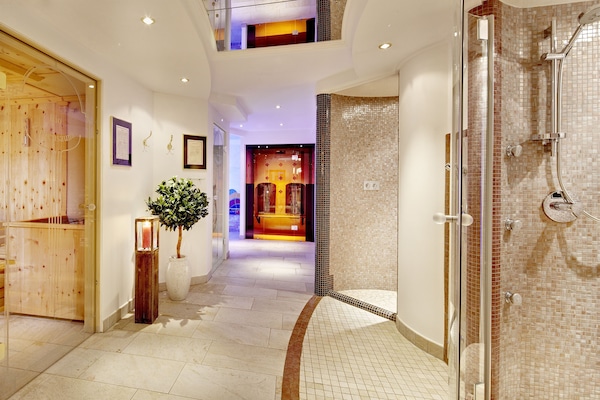 Sauna, steam room