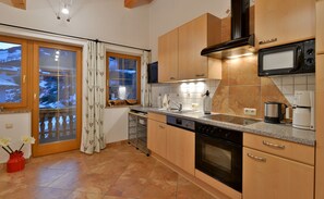 Apartamento, 3 quartos | Cozinha privada | Geladeira grande, micro-ondas, fogão, cooktop