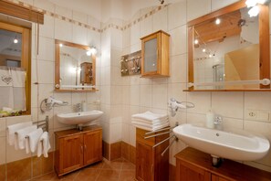 Apartment, 3 Bedrooms | Bathroom | Shower, hair dryer, towels