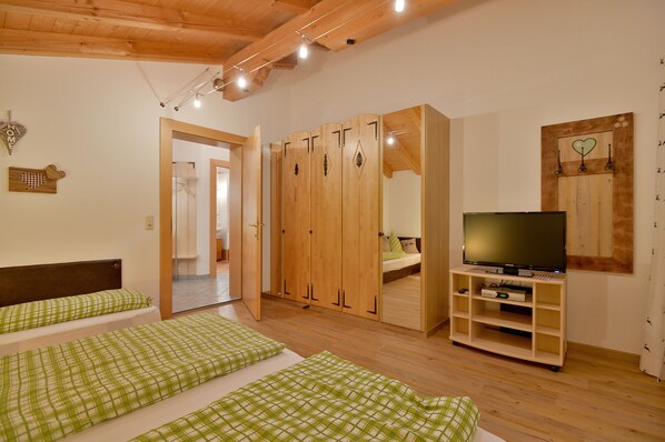 1 bedroom, premium bedding, in-room safe, desk