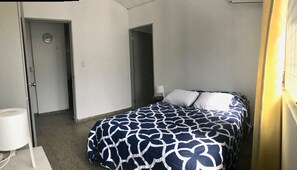 Design-studiosviitti, 1 keskisuuri parisänky ja vuodesohva, keittotila | Työpöytä, silitysrauta/-lauta, ilmainen Wi-Fi, vuodevaatteet