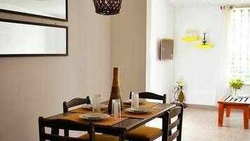 Suite estudio de diseñador, 1 cama Queen size y sofá cama, cocineta | Servicio a la habitación