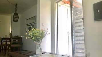 Studio Suite có thiết kế đặc sắc, 1 giường cỡ queen và sofa giường, bếp nhỏ | Khu phòng khách | TV màn hình phẳng 42-inch có truyền hình cáp, TV