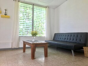 En 42-tommers Flatskjerm-TV med kabel-kanaler samt TV