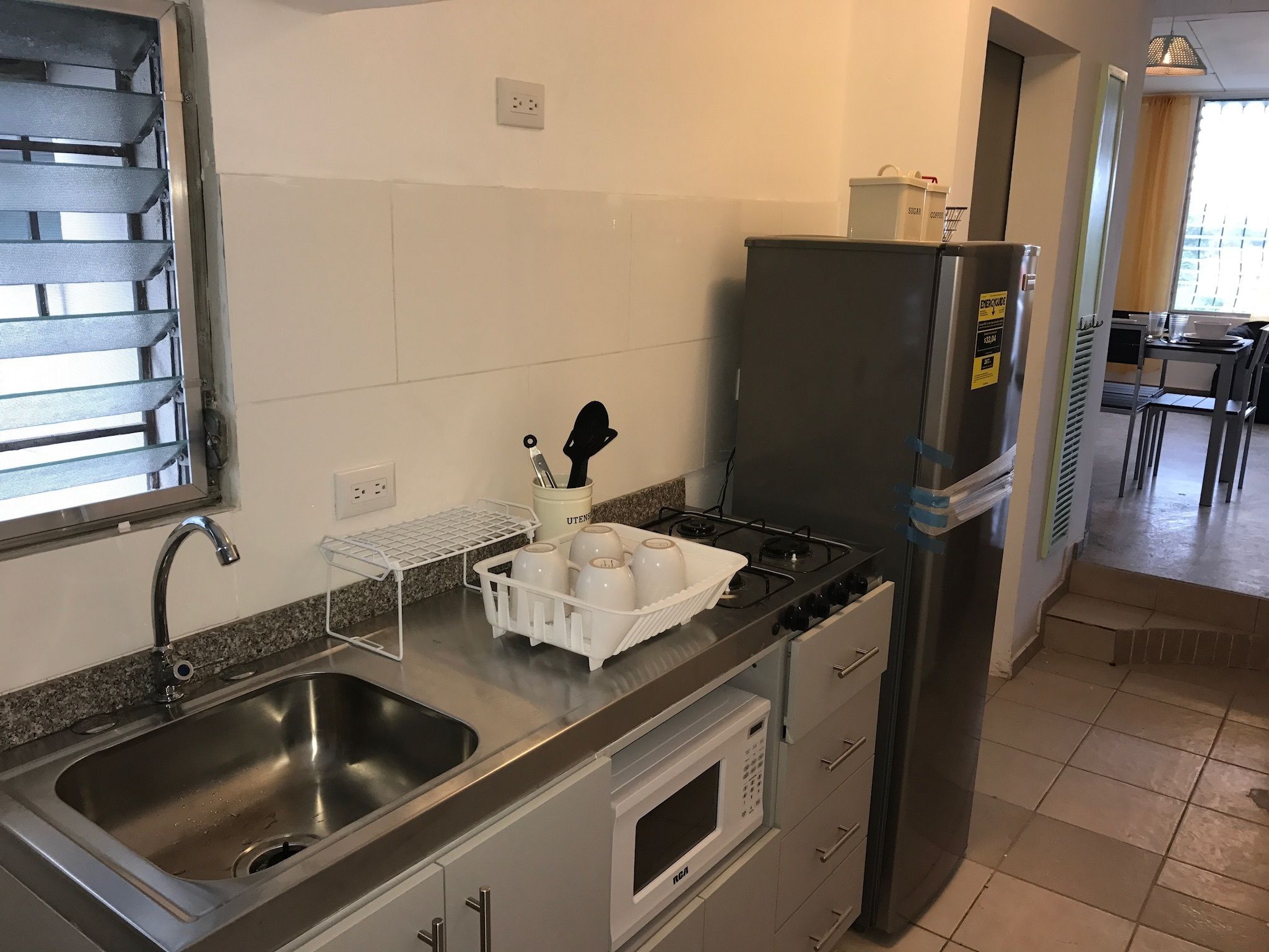 Suite Studio Design, 1 grand lit et 1 canapé-lit, coin cuisine | Cuisine privée | Grand réfrigérateur, micro-ondes, plaque de cuisson