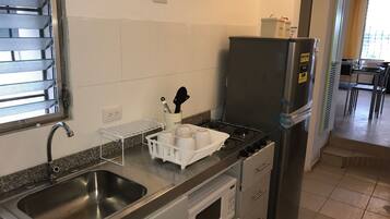 Suite estudio de diseñador, 1 cama Queen size y sofá cama, cocineta | Cocina privada | Refrigerador con congelador, microondas y parrilla de estufa