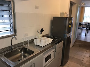 Design Studio Suite, 1 Queen Bed with Sofa bed, Kitchenette | Private kitchen | Full-sized fridge, microwave, stovetop, coffee/tea maker - Condominio Las Rosas (Antiguo Cuscatlán)