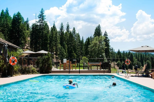Piscina a l'aire lliure de temporada (horari: 10:00-22:00) i para-sols