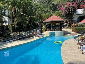 Outdoor pool, pool umbrellas, pool loungers - The Scarlet Villas (Ciudad Cortés)