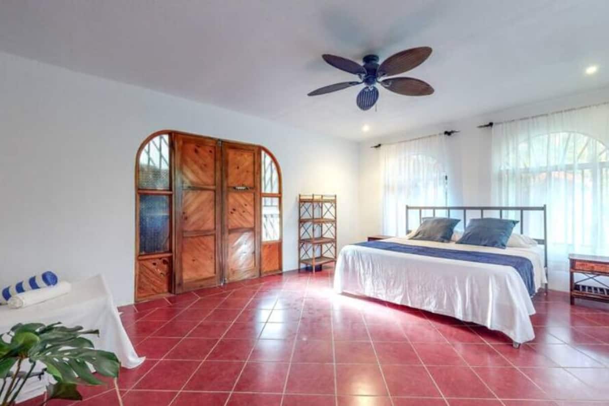 Chambre familiale (Villa Viva) | Draps en coton égyptien, literie de qualité, fer et planche à repasser