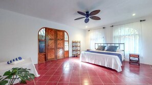 Egyptian cotton sheets, premium bedding, iron/ironing board, free WiFi - The Scarlet Villas (Ciudad Cortés)