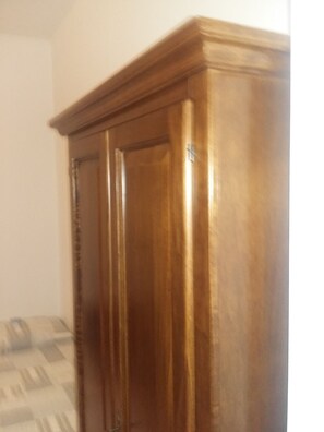 خزنة داخل الغرفة ومكتب وتجهيزات عازلة للصوت وأسر ّة أطفال/رضّع (مجانًا)