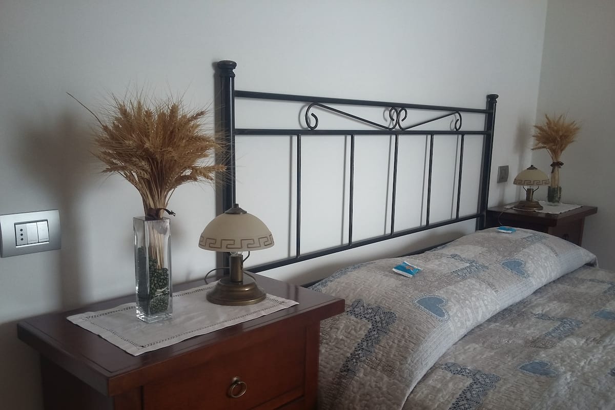 Een kluis op de kamer, een bureau, geluiddichte muren, gratis babybedden