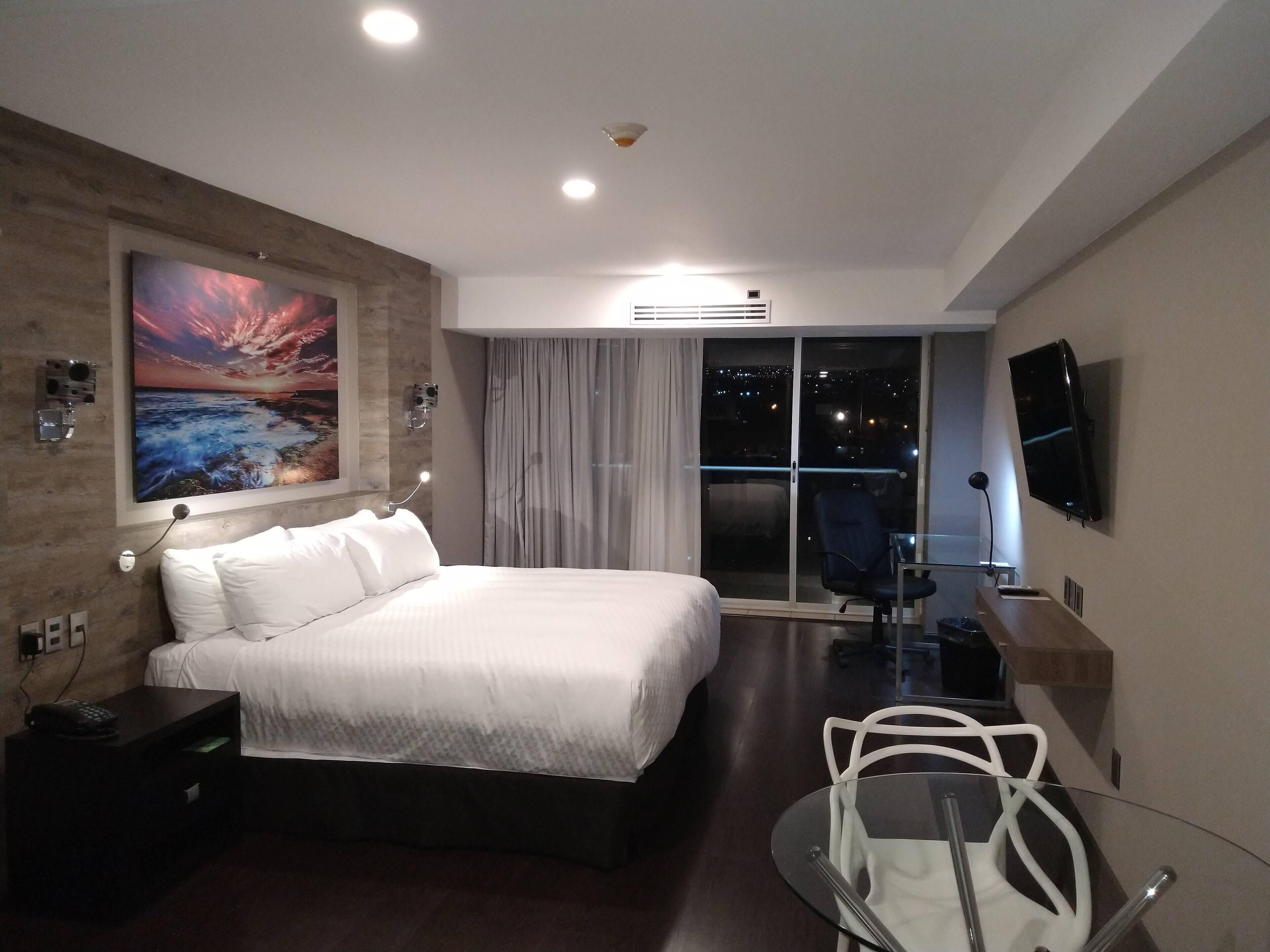 Habitación Deluxe, 1 cama King size | Caja de seguridad en la habitación y decoración personalizada 