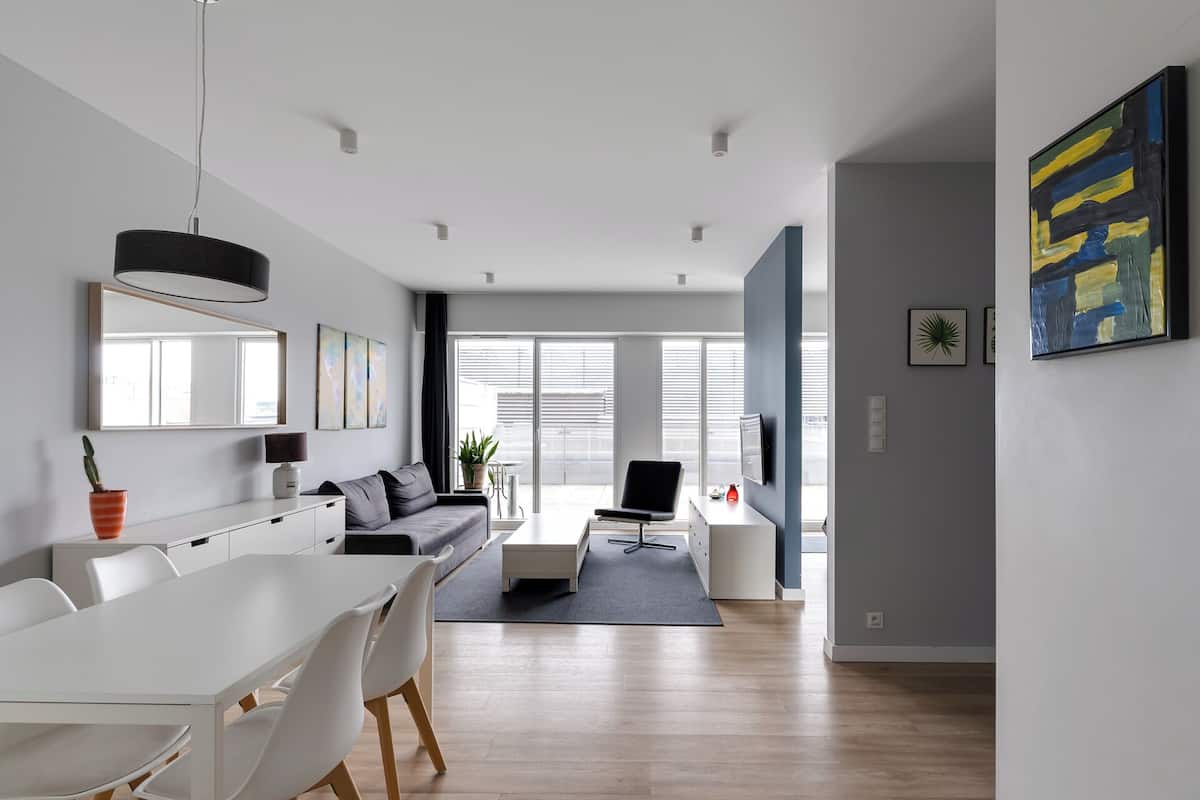 Familie-studiosuite, 1 queensize-seng med sovesofa | 1 soverom, sengetøy av topp kvalitet, lydisolert og strykejern/-brett