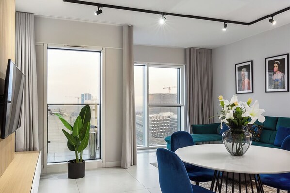 Departamento Deluxe, 1 habitación | Área de sala de estar | Televisión de pantalla plana 