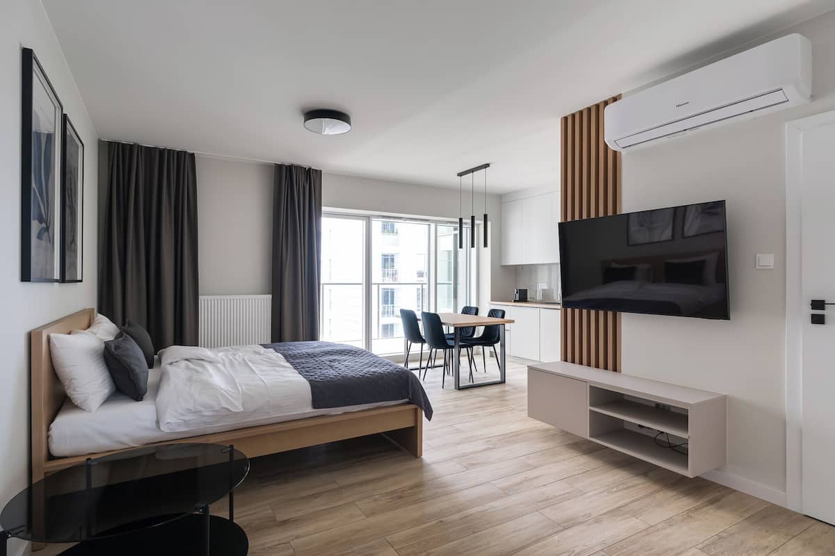 Studiosuite – comfort, 1 queensize-seng | Oppholdsområde | Flatskjerm-TV