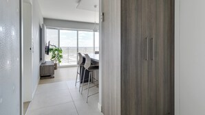 Leilighet – deluxe, 1 soverom | Oppholdsområde | Flatskjerm-TV
