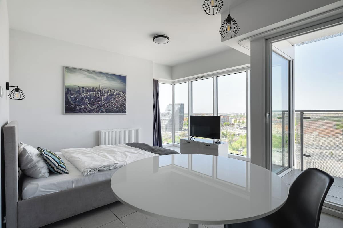 Studiosuite – comfort, 1 queensize-seng, tekjøkken | 1 soverom, sengetøy av topp kvalitet, lydisolert og strykejern/-brett
