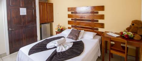 Habitación doble clásica | Minibar, tabla de planchar con plancha, wifi gratis y ropa de cama