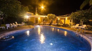 Alberca al aire libre y camastros