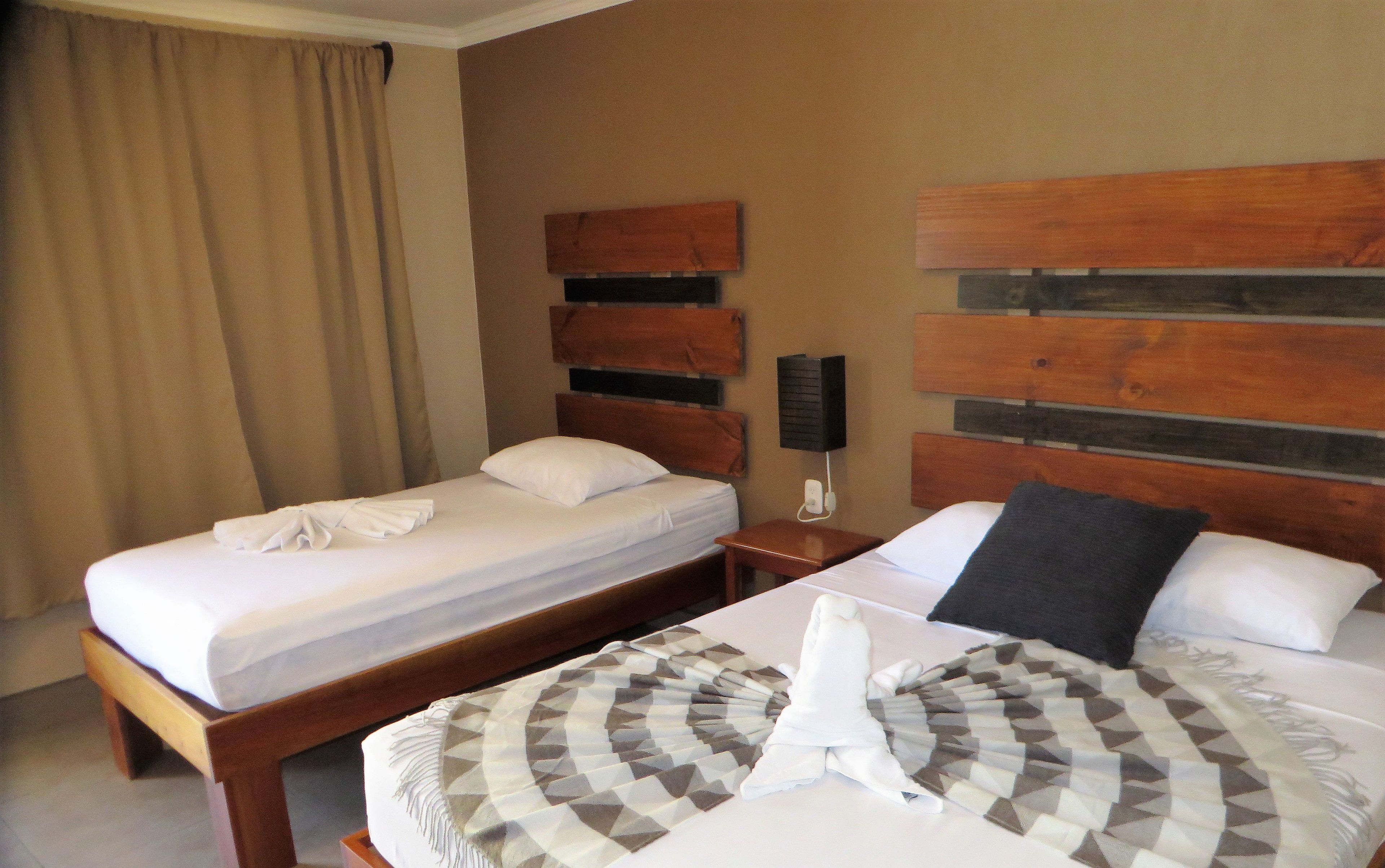 Phòng phong cách cổ điển (1 Double and 1 Single Bed) | Bàn, truy cập Internet không dây miễn phí, bộ trải giường 